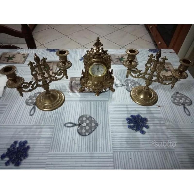 Antichi candelabri con orologio